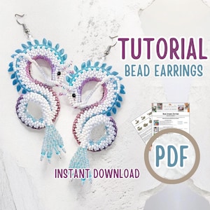 Puede incluir: Pendientes de cuentas hechos a mano con diseño de dragón, en blanco, azul y morado. Los pendientes tienen una cola de cuentas azules. La imagen incluye el texto "TUTORIAL BEAD EARRINGS" y "INSTANT DOWNLOAD".