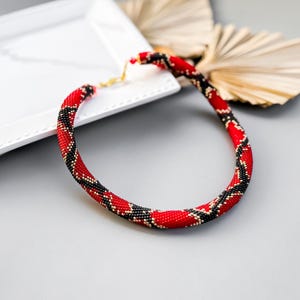 Patrón de collar de pitón rojo y negro en PDF, artesanía de cuerda de ganchillo con cuentas de semillas de serpiente roja, tutorial de bricolaje con cuentas hechas a mano, guía de tejido de cuentas de reptiles imagen 6