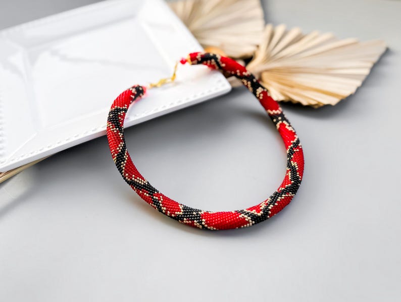 Patrón de collar de pitón rojo y negro en PDF, artesanía de cuerda de ganchillo con cuentas de semillas de serpiente roja, tutorial de bricolaje con cuentas hechas a mano, guía de tejido de cuentas de reptiles imagen 6