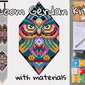 Op de afbeelding: Een weefset met kralen, inclusief alle materialen die nodig zijn om een ​​kleurrijke uil-geïnspireerde gerdan te maken, een soort kralenketting. De set bevat een patroon, kralen in verschillende kleuren en draad. De afgewerkte gerdan is afgebeeld, met een levendig uil-ontwerp met geometrische patronen.