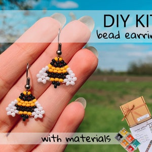 Peut inclure: Kit de bricolage pour réaliser des boucles d'oreilles en perles en forme d'abeille. Le kit comprend tous les matériaux nécessaires pour réaliser deux paires de boucles d'oreilles. Les boucles d'oreilles sont jaunes, noires et blanches.