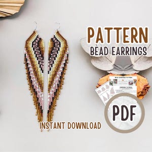 Könnte beinhalten: Zwei Perlenohrringe mit Federdesign in Gold-, Braun-, Rosa- und Schwarztönen. Die Ohrringe werden mit einem PDF-Muster mit der Aufschrift "Pattern Bead Earrings" und "Instant Download" präsentiert.