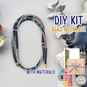 Peut inclure: Un collier de perles avec un motif bleu, vert et doré. L'image présente un kit de bricolage avec le texte "DIY KIT BEAD NECKLACE WITH MATERIALS". Le kit comprend des perles, des outils et une boîte cadeau.