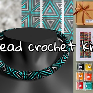 Puede incluir: Un kit de crochet de cuentas con un collar de cuentas turquesa y negro, paquetes de cuentas de colores e instrucciones. El kit incluye agujas y una peque&ntilde;a caja de cuentas.