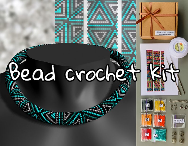 Puede incluir: Un kit de crochet de cuentas con un collar de cuentas turquesa y negro, paquetes de cuentas de colores e instrucciones. El kit incluye agujas y una peque&ntilde;a caja de cuentas.