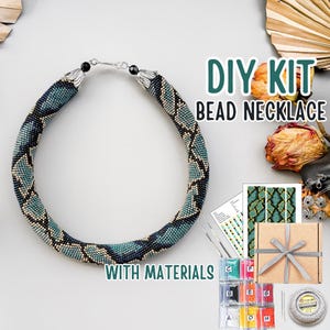 Può includere: Un kit fai-da-te per collana di perline con materiali. La collana ha un design circolare con perline turchesi, nere e beige. Il kit include perline, filo, aghi e una confezione regalo. Il testo sull'immagine recita "DIY KIT BEAD NECKLACE" e "WITH MATERIALS."