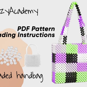 以下が含まれることがあります： ビーズでできたハンドバッグと、ビーズの作り方のPDFパターン。バッグは白、紫、緑、黒のビーズで作られています。画像には、白いビーズの山と、より小さな白いビーズのハンドバッグも写っています。