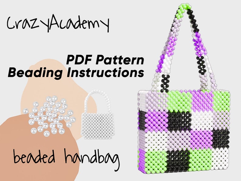 以下が含まれることがあります： ビーズでできたハンドバッグと、ビーズの作り方のPDFパターン。バッグは白、紫、緑、黒のビーズで作られています。画像には、白いビーズの山と、より小さな白いビーズのハンドバッグも写っています。