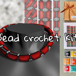Puede incluir: Un kit de crochet de cuentas con cuentas rojas, blancas y negras. El kit incluye instrucciones, cuentas, agujas e hilo. Sígueme en Instagram @crazy_beader.