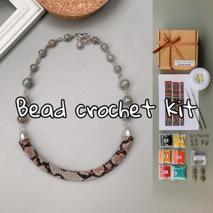 Puede incluir: Un kit de crochet de cuentas con cuentas de colores, un gancho de crochet e instrucciones. El kit incluye un collar terminado con un cierre plateado y un diseño de cuentas.