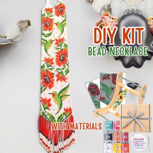 Puede incluir: Un collar de cuentas con un diseño floral y colibríes, con flores rojas y colibríes verdes sobre un fondo blanco. El collar tiene una franja roja. La imagen también muestra un kit de bricolaje con el texto "DIY KIT BEAD NECKLACE WITH MATERIALS".