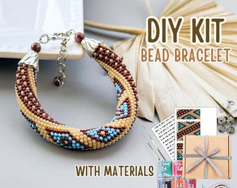 DIY-Armbandset im Hippie-Stil, beige-blau – Geometrisches Häkelset mit beigen Perlen – Perlenhäkelset – Schmuckbastelset