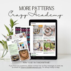 Puede incluir: Una pantalla de tableta digital que muestra una variedad de patrones de crochet de cuentas. Los patrones est&aacute;n a la venta e incluyen un collar, una pulsera y una flor. El texto en la pantalla dice "M&aacute;s patrones Crazy Academy" y "&iquest;C&oacute;mo ponerse en contacto conmigo?"