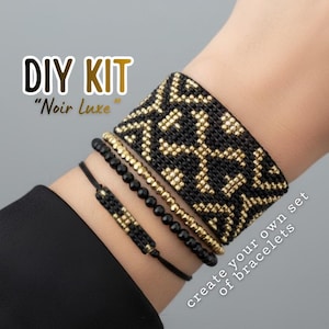 Puede incluir: Kit de bricolaje con un conjunto de pulseras de cuentas negras y doradas. La pulsera ancha tiene un patrón geométrico. Otras pulseras incluyen cuentas negras y una hebra de cuentas doradas. El texto "DIY KIT" y "Noir Luxe" son visibles.