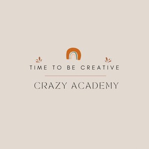 Może przedstawiać: Logo z tekstem "Time to be Creative" i "Crazy Academy" ze stylizowaną tęczą w kolorze pomarańczowym, r&oacute;żowym, zielonym i niebieskim.