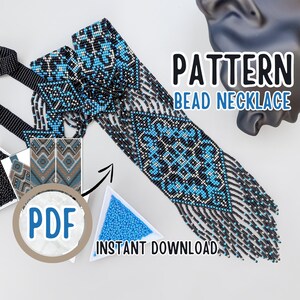 Pode incluir: Um padrão de colar de contas em preto, branco e azul. O padrão é um design geométrico com um formato de diamante no centro. O padrão está disponível como um download instantâneo em PDF.  "PATTERN BEAD NECKLACE" está escrito em texto preto sobre um fundo branco.