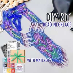 Puede incluir: Un kit de collar de cuentas DIY con materiales. El kit incluye un collar de cuentas con un diseño floral en tonos morados, azules y verdes. El texto "DIY KIT BEAD NECKLACE WITH MATERIALS" es visible. El kit también incluye cuentas, hilo y un patrón.