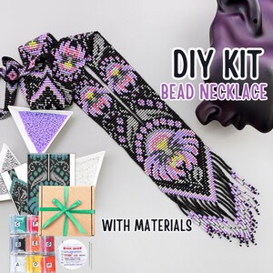 Peut inclure: Kit de fabrication de collier de perles DIY avec matériaux. Le kit comprend une variété de perles de différentes couleurs, une aiguille et du fil. Le collier fini est noir avec des fleurs violettes et roses.