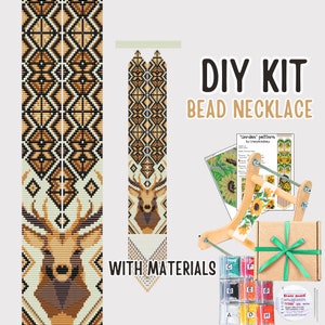 Op de afbeelding: DIY kralenketting set met materialen. De set bevat een patroon, kralen en een weefraam. Het patroon toont een hert met een geometrisch ontwerp. De kralen zijn in verschillende kleuren, waaronder bruin, beige en wit. Het weefraam is van hout en heeft een groen lint.