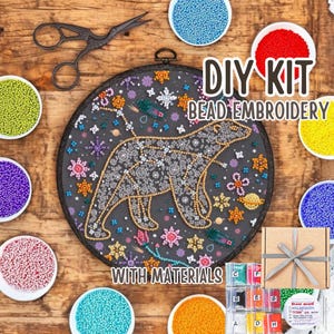 Può includere: Kit di ricamo con perline fai-da-te con un design di orso polare su uno sfondo di notte stellata. Il kit include tutti i materiali necessari per completare il progetto, tra cui perline, filo e un cerchio.