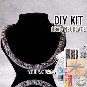 Puede incluir: Kit de collar de cuentas de bricolaje con materiales. El kit incluye cuentas, hilo, agujas e instrucciones. El collar es un patrón de serpiente marrón y blanco.
