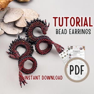 Könnte beinhalten: Ohrringe in Drachenform aus roten und schwarzen Perlen, mit einem PDF-Tutorial. Die Ohrringe haben ein Drachendesign, wobei rote Perlen den Körper und schwarze Perlen die Details bilden. Der Text lautet "TUTORIAL BEAD EARRINGS" und "INSTANT DOWNLOAD".