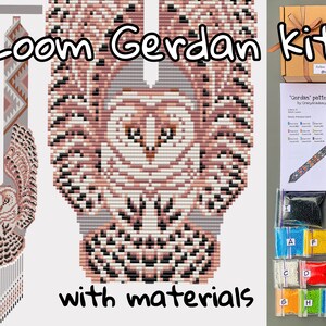 Op de afbeelding: Een loom gerdan kit met materialen. Het ontwerp toont een gedetailleerd uilenpatroon in tinten bruin, wit en zwart. De kit bevat een patroon, kralen en andere benodigdheden. Tekst op de afbeelding luidt "Loom Gerdan kit" en "with materials."