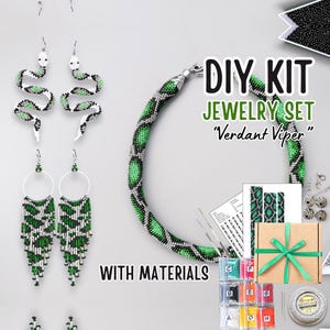 Puede incluir: Kit de bricolaje para hacer un conjunto de joyas de cuentas con un diseño de serpiente. El kit incluye cuentas, hilo e instrucciones. El conjunto incluye un collar y pendientes. El kit se llama "Verdant Viper".