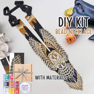 Op de afbeelding: DIY kralenketting kit met materialen. De ketting heeft een gedetailleerd kralenpatroon in zwart, goud en wit, met een centraal bloemmotief. De kit bevat kralen, een patroon en andere benodigdheden. De tekst "DIY KIT BEAD NECKLACE WITH MATERIALS" is zichtbaar.