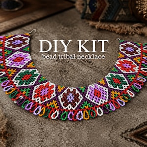 Pode incluir: Um kit DIY para um colar tribal de missangas com um design de colarinho largo em forma de meia-lua. A peça é composta por pequenas missangas multicoloridas com padrões em roxo, vermelho, verde, branco e amarelo. O texto DIY KIT bead tribal necklace é visível.