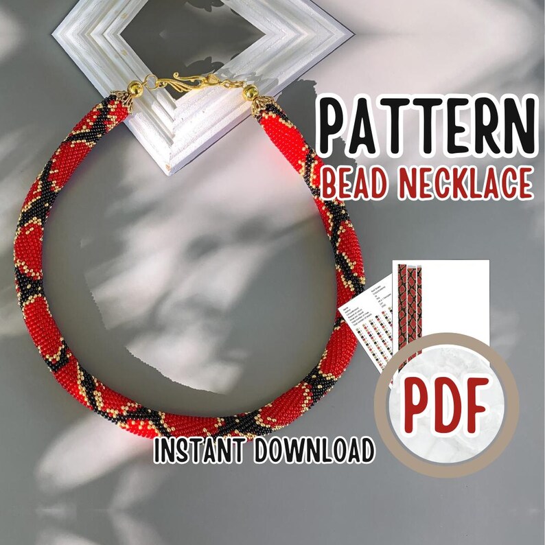 Puede incluir: Un patr&oacute;n de collar de cuentas rojo, negro y dorado en formato PDF. El patr&oacute;n es para un collar de cuentas que parece una serpiente. El texto "PATTERN BEAD NECKLACE" y "INSTANT DOWNLOAD" son visibles en la imagen.