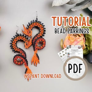 Könnte beinhalten: Ein Paar perlenbesetzte Drachenohrringe in Orange und Schwarz. Das Bild zeigt die Ohrringe in Form eines Drachen mit gebogenem Körper und Schwanz. Der Text "TUTORIAL BEAD EARRINGS" und "INSTANT DOWNLOAD" mit einem PDF-Symbol ist ebenfalls enthalten.