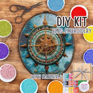 Pode incluir: Kit de bordado de contas DIY com materiais. O kit inclui um aro redondo com um design pré-impresso de uma bússola com um padrão de estrela, uma variedade de contas coloridas em pequenos recipientes, e uma agulha e linha.