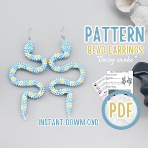 Puede incluir: Pendientes de cuentas azul claro con diseño de serpiente, adornados con flores blancas y amarillas en forma de margarita. La imagen incluye un patrón PDF con las palabras "Descarga instantánea" y "Pendientes de cuentas".