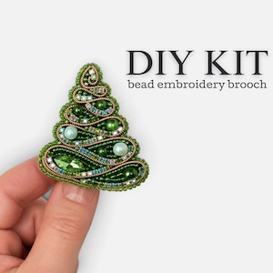 Pode incluir: Um kit DIY para broche de bordado com missangas em forma de árvore de Natal. O broche apresenta missangas verdes, pérolas e cristais brilhantes dispostos num padrão espiral com detalhes em fio dourado. O texto DIY KIT bead embroidery brooch é visível.
