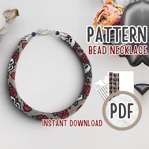 Può includere: Una collana di perline con un motivo di rose rosse, dettagli bianchi e verdi. La collana è mostrata su una superficie bianca. L'immagine include anche il testo "PATTERN BEAD NECKLACE" e "INSTANT DOWNLOAD".