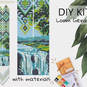 Puede incluir: Kit de bricolaje para telar Gerdas. La imagen muestra un proyecto de telar de cuentas terminado con un diseño de cascada y patrones geométricos en verde, azul y amarillo. El kit incluye materiales e instrucciones.