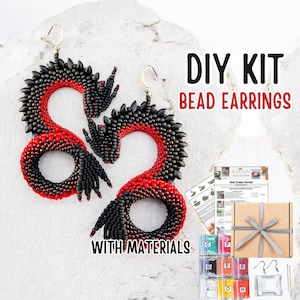 Puede incluir: Kit de pendientes de cuentas DIY con materiales. Los pendientes tienen forma de dragón, con cuentas rojas y negras. El kit incluye cuentas, instrucciones y ganchos para pendientes. El texto "DIY KIT BEAD EARRINGS WITH MATERIALS" es visible.