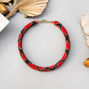 Patrón de collar de pitón rojo y negro en PDF, artesanía de cuerda de ganchillo con cuentas de semillas de serpiente roja, tutorial de bricolaje con cuentas hechas a mano, guía de tejido de cuentas de reptiles imagen 10