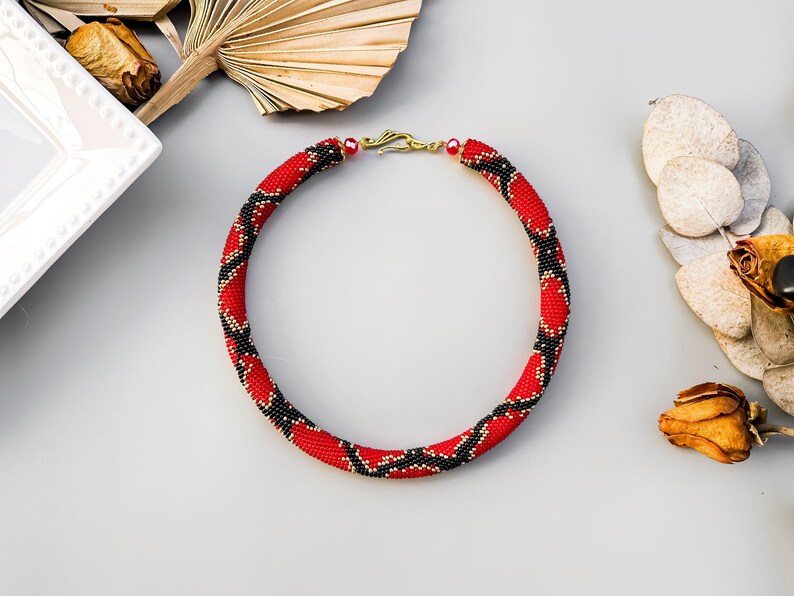 Patrón de collar de pitón rojo y negro en PDF, artesanía de cuerda de ganchillo con cuentas de semillas de serpiente roja, tutorial de bricolaje con cuentas hechas a mano, guía de tejido de cuentas de reptiles imagen 10