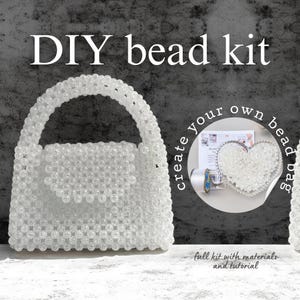 Könnte beinhalten: Ein DIY-Perlen-Kit mit einer transparenten Perlenhandtasche, einem herzförmigen Perlenmuster und Garnrollen. Der Text "DIY bead kit" steht oben, und "create your own bead bag" ist um das Herz geschrieben.