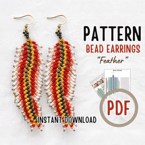 Puede incluir: Un patrón de descarga digital para pendientes de cuentas con forma de pluma. Los pendientes están hechos con cuentas rojas, naranjas, amarillas, blancas y negras. El patrón está disponible para descargar en PDF. "PATTERN BEAD EARRINGS "Feather""
