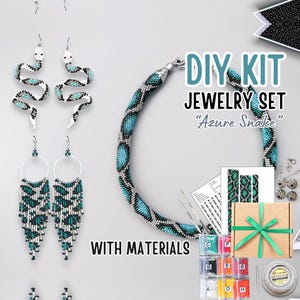 Peut inclure: Kit de fabrication de bijoux DIY avec des matériaux pour réaliser un collier et des boucles d'oreilles. Le kit comprend des perles, du fil et des instructions. Les bijoux présentent un motif de serpent turquoise et argent. Le kit est intitulé "Azure Snake".