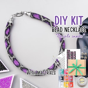 Può includere: Kit fai-da-te per collana di perline con materiali, con un design a serpente viola e argento. Il kit include perline, filo e istruzioni.