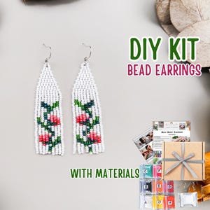 Peut inclure: Boucles d'oreilles en perles blanches avec un motif floral rose, vert et bleu. Le kit comprend le matériel et les instructions. Le texte de l'image indique "DIY KIT BEAD EARRINGS WITH MATERIALS."
