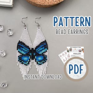 Op de afbeelding: Kralen oorbellen in vlindervorm, blauw en zwart, met witte franjes. De afbeelding bevat een PDF-patroon en de tekst "PATTERN BEAD EARRINGS" en "INSTANT DOWNLOAD".