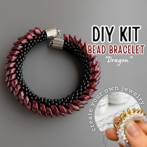 Può includere: Un kit fai-da-te per braccialetto di perline intitolato "Dragon" con un bracciale circolare composto da perline nere e rosse a forma di scaglia con terminali in metallo argentato. Un riquadro mostra una mano che cuce perline dorate.
