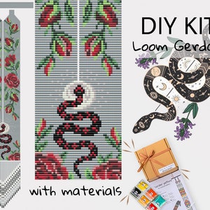 Puede incluir: Kit de bricolaje para un collar tejido en telar con un diseño de serpiente y flores. El kit incluye cuentas, hilo e instrucciones. La imagen muestra un collar terminado con una serpiente y rosas rojas.