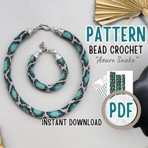 Op de afbeelding: Een turquoise en zwarte gehaakte ketting en armband set met kralen. De sieraden hebben een slangenpatroon en zilverkleurige sluitingen. De afbeelding bevat ook een PDF-patroon met de tekst "Pattern Bead Crochet Azure Snake" en "Instant Download".