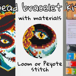 Op de afbeelding: Bead armband kit met materialen, met een kleurrijk schedelontwerp. De kit bevat kralen, naalden en instructies voor loom of peyote steek.